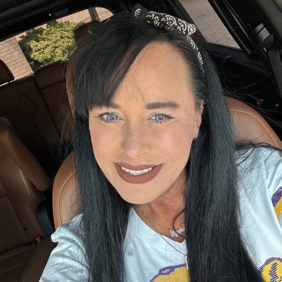 Meet your Posher, April - Picture 2 of 2